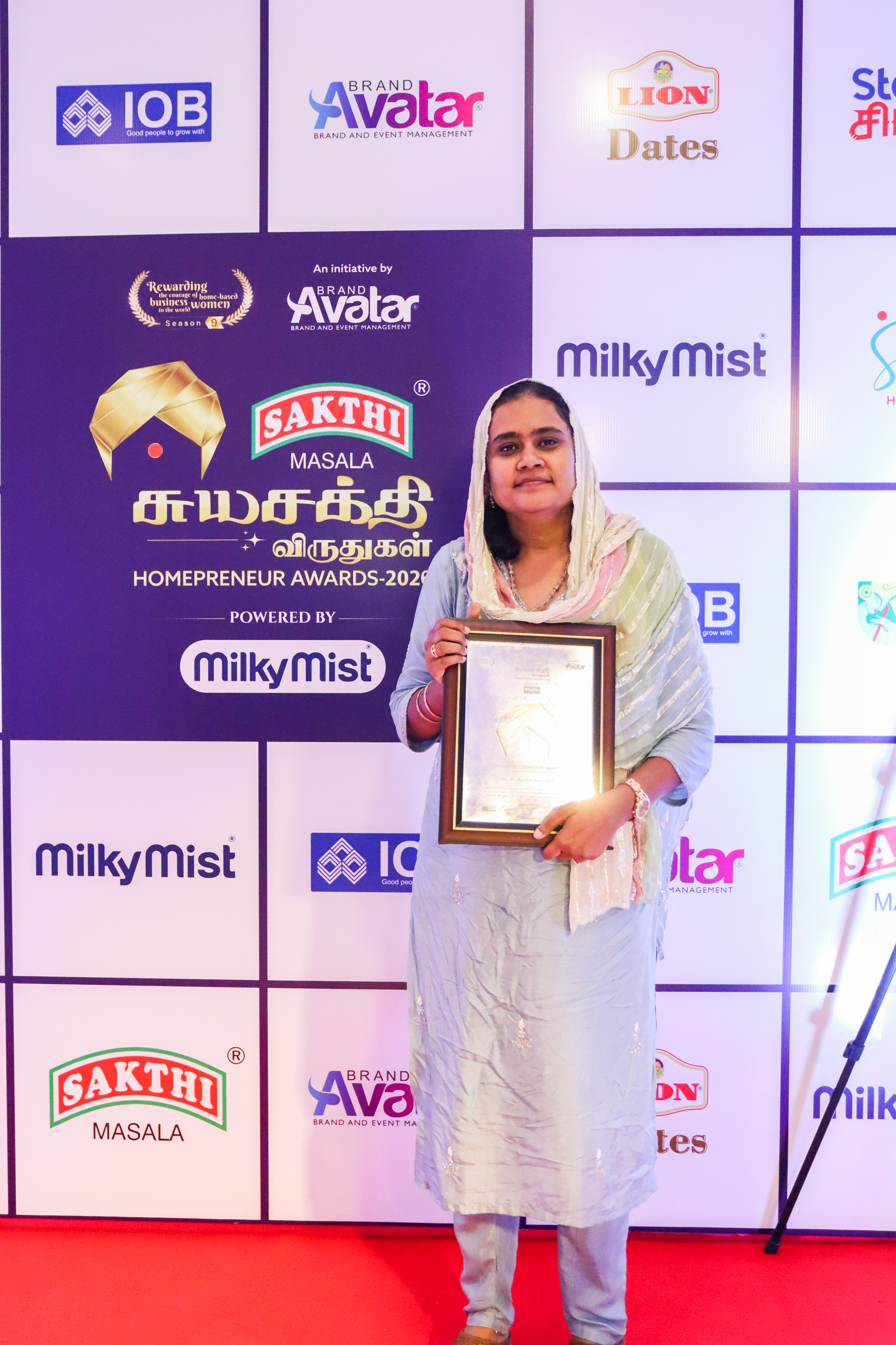 Aysha Nasreen holding her Suyasakthi Homepreneur Award 2026